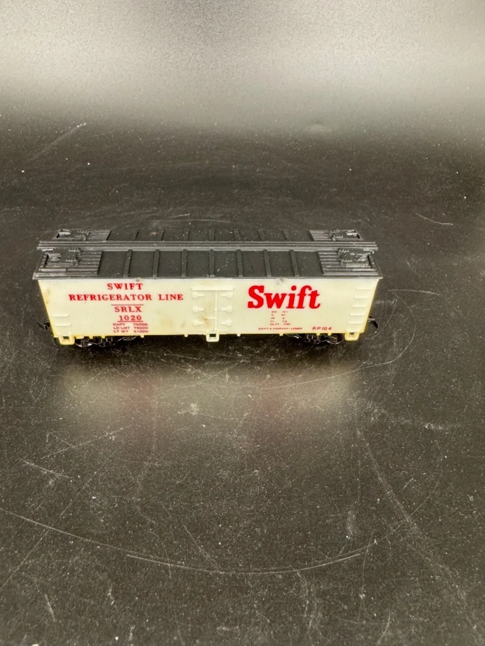 Life-Like Ho Scale Swift Refrigerator Line SRLX 1020 Reefer Train Car & Box